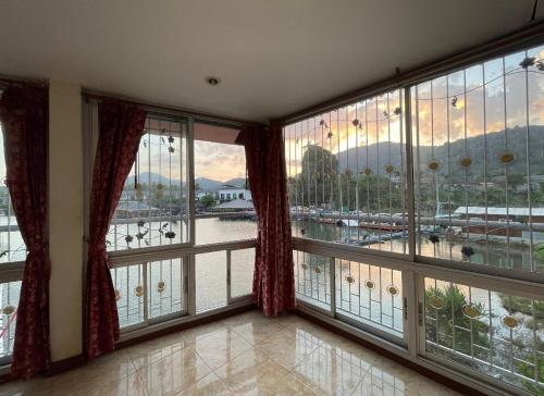 Cozy Home With Lake View at Kathu PHUKET 3 BR