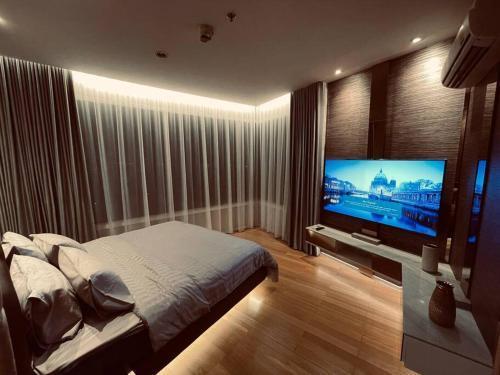 Luxury 2BR on the Clouds in Prime area Bangkok - Tap to explore photos