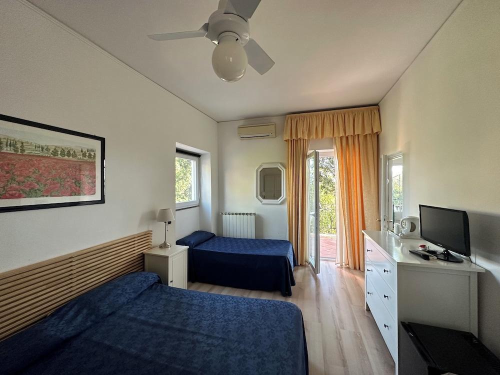 L'Isola Room Type - Triple Sea View with Balcony