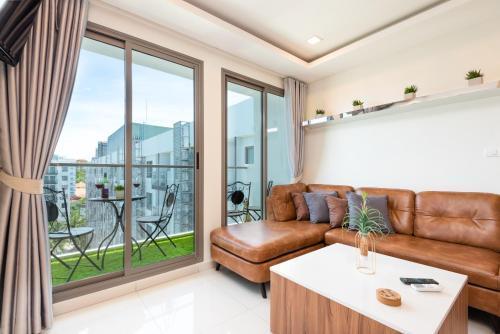 Rare XXXL Swimming Pools Resort - Free Fast WIFI - Top Floor Pool View Balcony - Tap to explore photos
