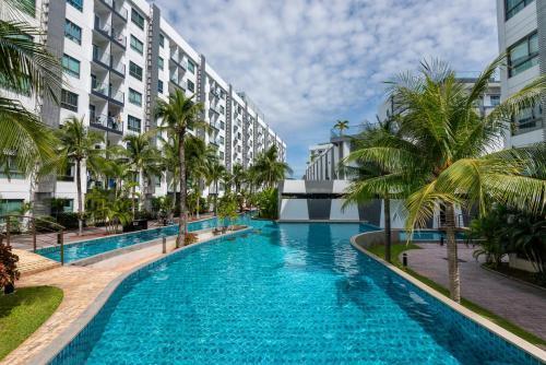Rare XXXL Swimming Pools Resort - Free Fast WIFI - Top Floor Pool View Balcony - Tap to explore photos
