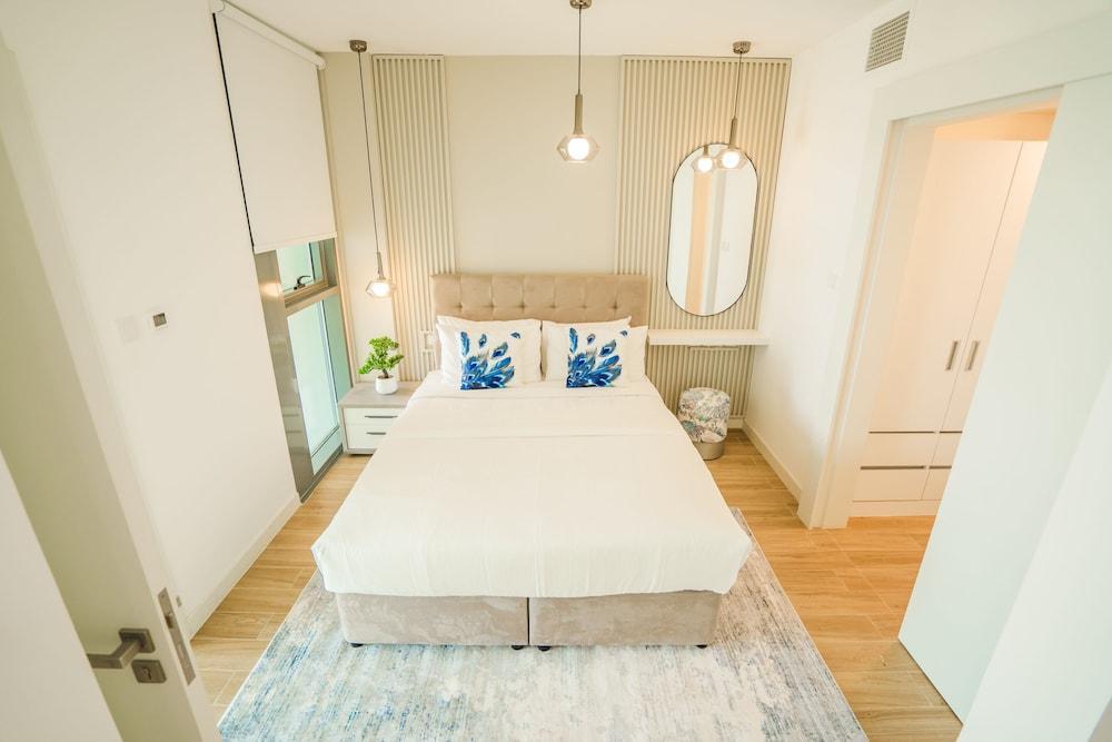 Nasma Luxury Stays - Al Raha Lofts 2 - Tap to explore photos