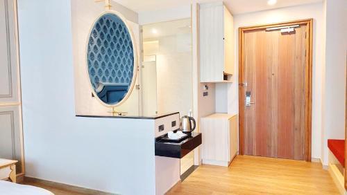 Grand Lord Hotel & Residence - Pattaya - Tap to explore photos