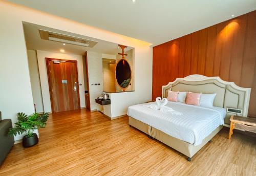 Grand Lord Hotel & Residence - Pattaya Room Type - Deluxe Double Room with Balcony