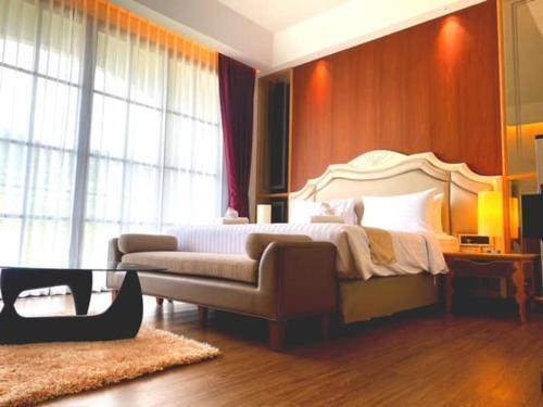 Grand Lord Hotel & Residence - Pattaya Room Type - Double Room with Lake View Grand Lord Hotel & Residence - Pattaya Room Type - Double Room with Lake View