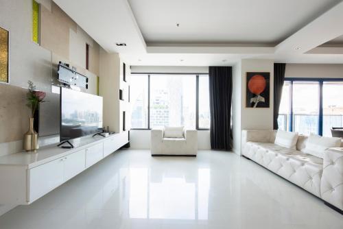 M Estate 2BR Private Residence, 300m to BTS Chit Lom - Tap to explore photos