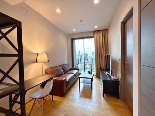 1BR Luxury Condo 50m to Thonglor BTS station - Tap to explore photos