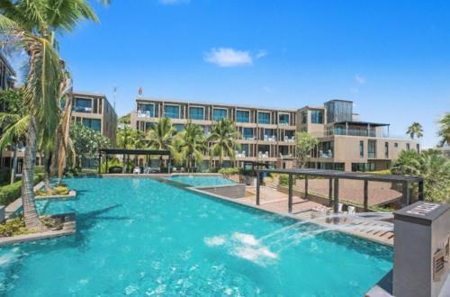 Pixel-Modern 1-BR Apartment with Pool View in Cape Panwa
