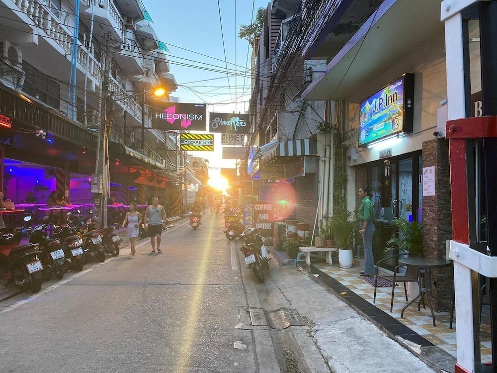 A7 Hotel Pattaya - Tap to explore photos