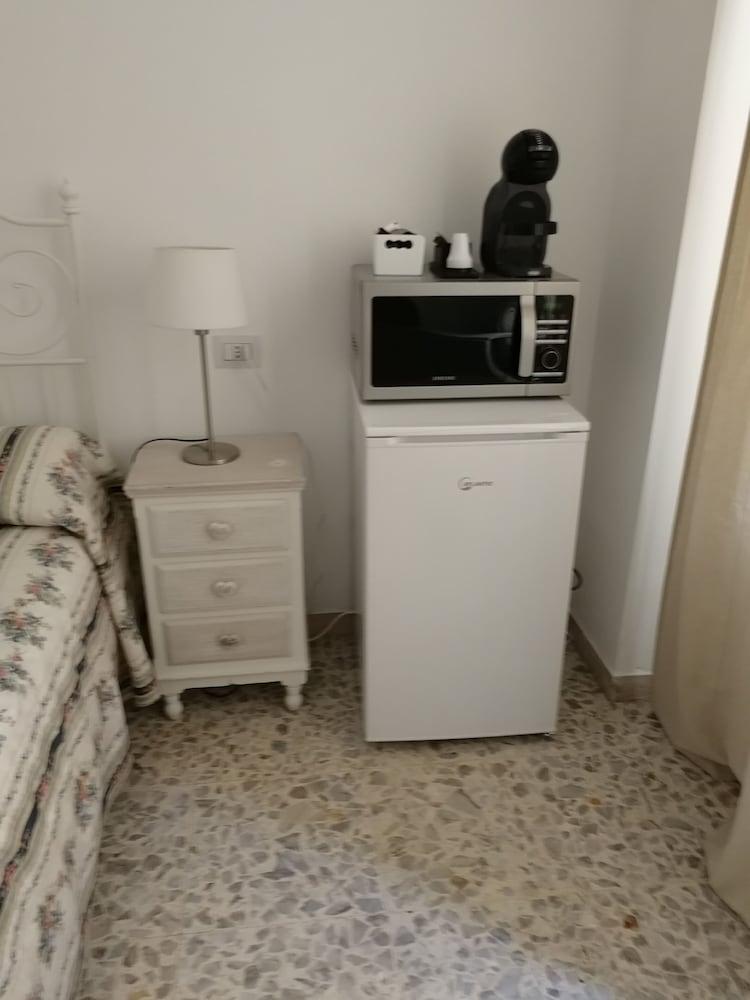Triple Room With Private Bath 10 Min From Tiburtina Station - Tap to explore photos