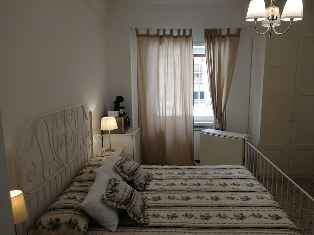 Triple Room With Private Bath 10 Min From Tiburtina Station - Tap to explore photos