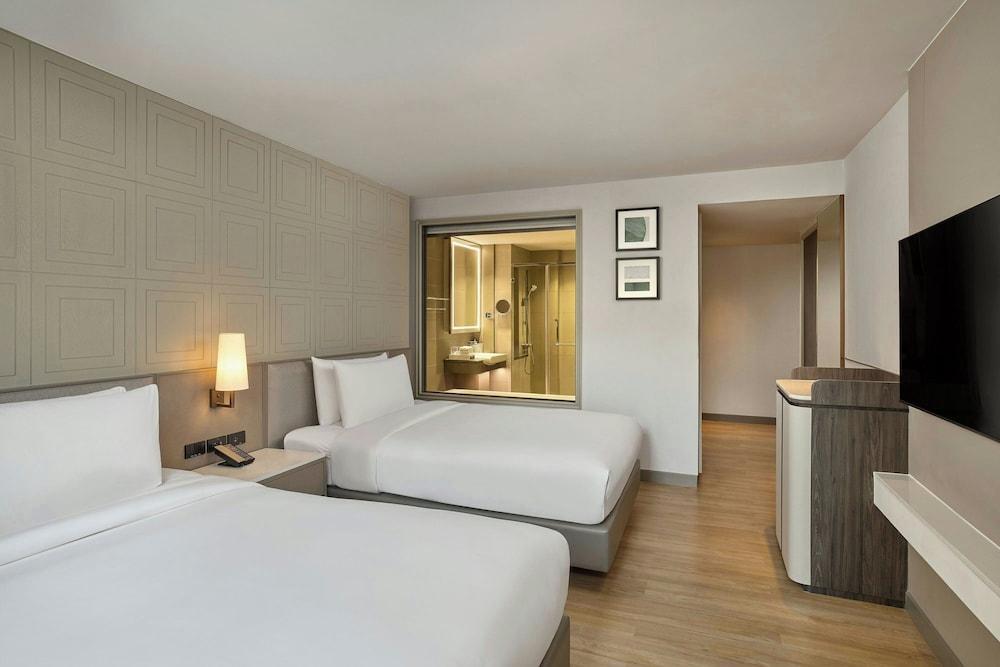 Courtyard by Marriott Bangkok Sukhumvit 20 Room Type - Deluxe Double Bathtub, Deluxe Guest room, 2 Double