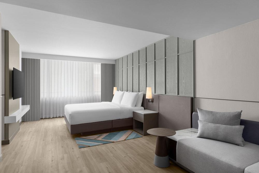 Courtyard by Marriott Bangkok Sukhumvit 20 Room Type - Club Studio Suite, 1 King Bed, Bathtub (Bathtub) Courtyard by Marriott Bangkok Sukhumvit 20 Room Type - Club Studio Suite, 1 King Bed, Bathtub (Bathtub)