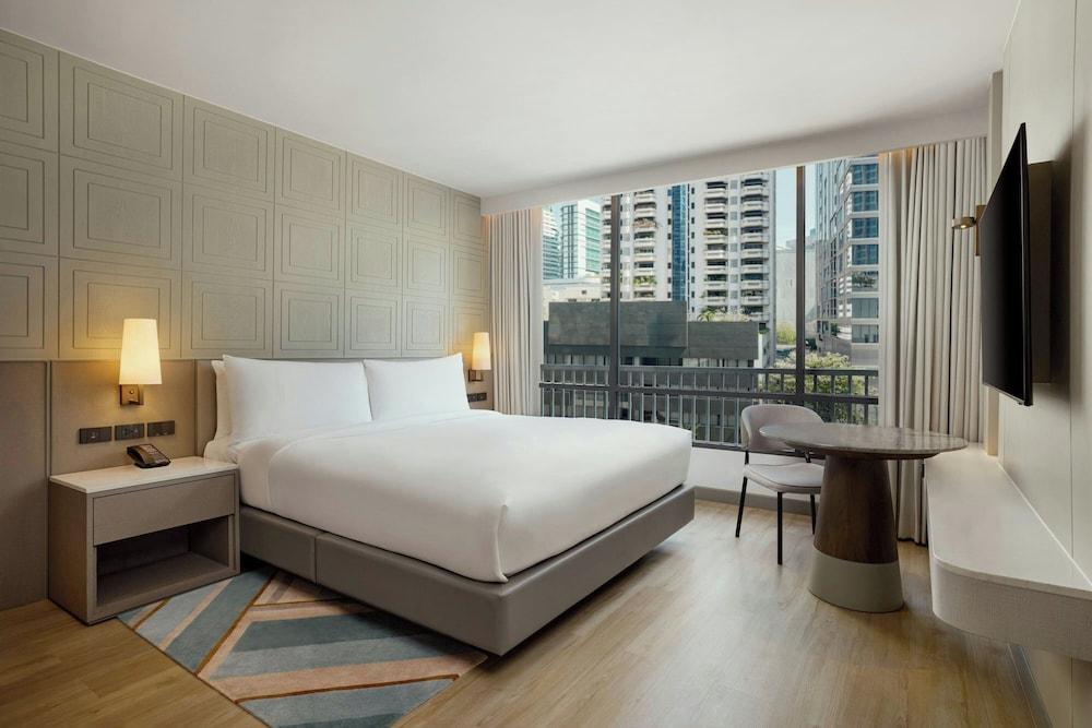 Courtyard by Marriott Bangkok Sukhumvit 20 Room Type - Deluxe Room, 1 King Bed, Club Lounge Access, City View (Bathtub)