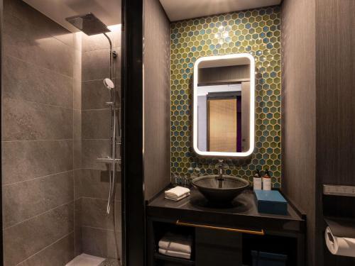 Mercure Tokyo Haneda Airport Room Type - Privilege Room with One King Bed and Shower Booth - Non Smoking Mercure Tokyo Haneda Airport Room Type - Privilege Room with One King Bed and Shower Booth - Non Smoking