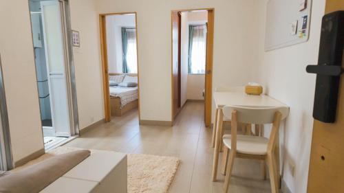 可爱小家 油麻地 弥敦道 正大街 地铁口1分钟 两房一厅一卫有厨房 4床可住4-5人