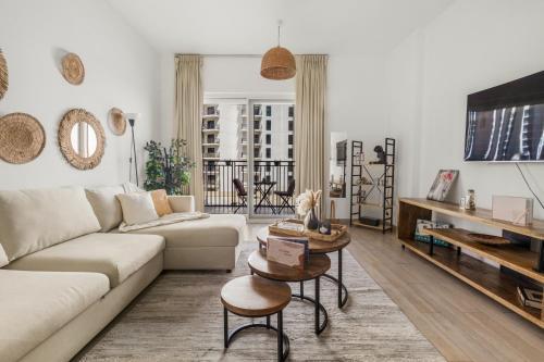 Waterfront Yas 1BR near F1 & Ticket Savings - Tap to explore photos