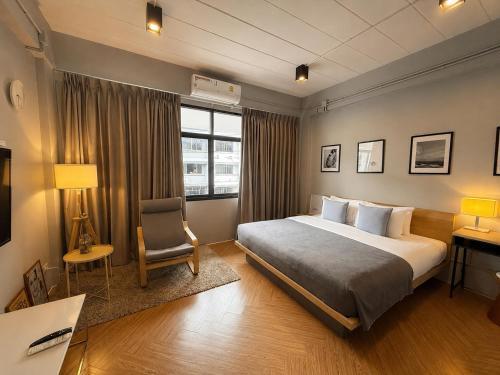 into the town Room Type - Deluxe King Suite