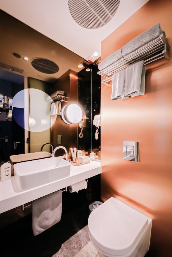 Dash Living on Queen's - Tap to explore photos