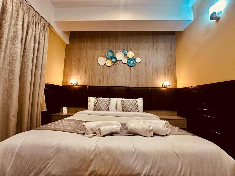 Silver Cloud Hotel Room Type - Deluxe Room, 1 Queen Bed, Non Smoking, Mountain View