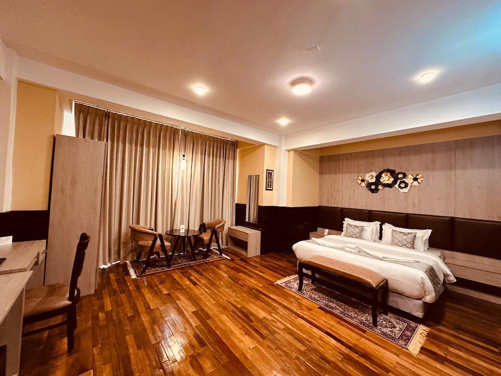 Silver Cloud Hotel Room Type - Deluxe Room, 1 King Bed, Non Smoking, Garden View