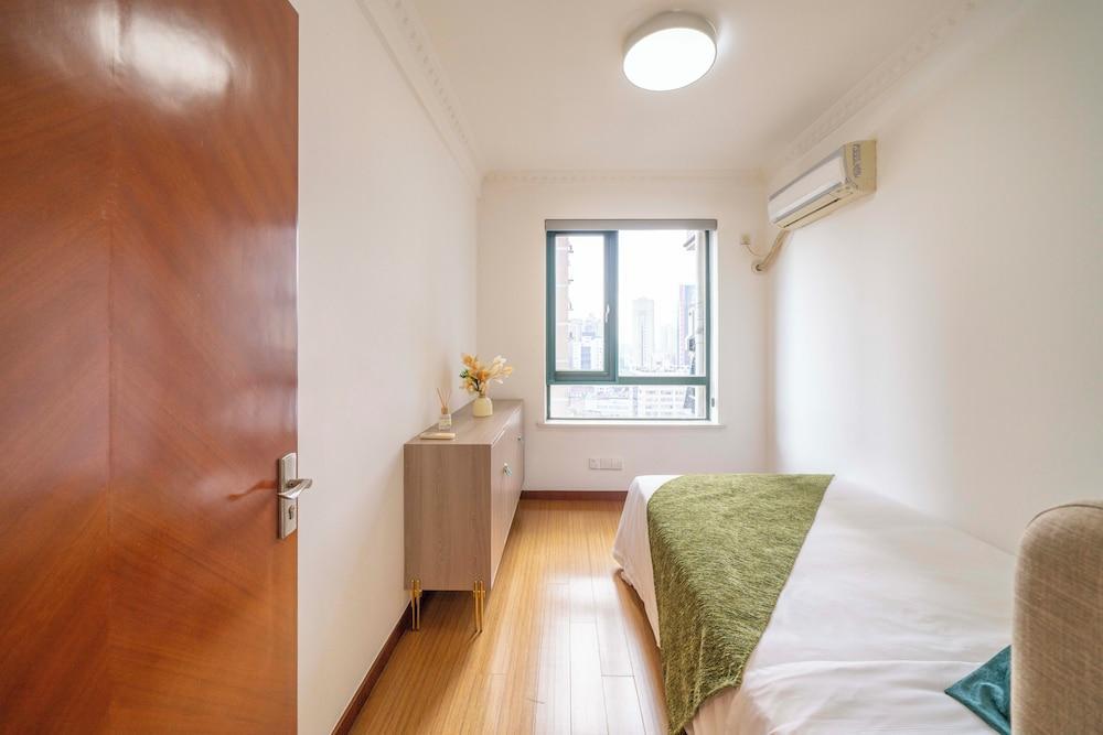 Tyms High Serviced Residence Shanghai Xujiahui Metro - Tap to explore photos