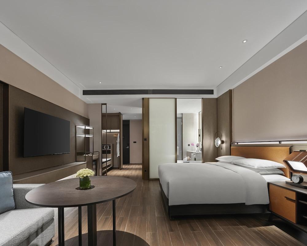 Hyatt Regency Shanghai Songjiang Room Type - 1 KING BED, LAKE VIEW DELUXE
