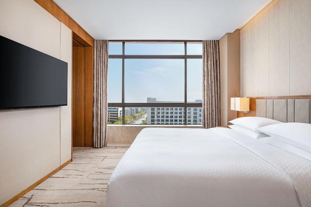 Four Points by Sheraton Shanghai, Kangqiao Room Type - Deluxe Suite, 1 King Bed