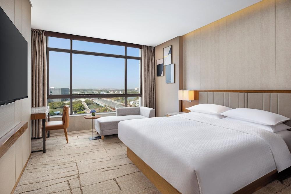 Four Points by Sheraton Shanghai, Kangqiao Room Type - Premier Room, 1 King Bed