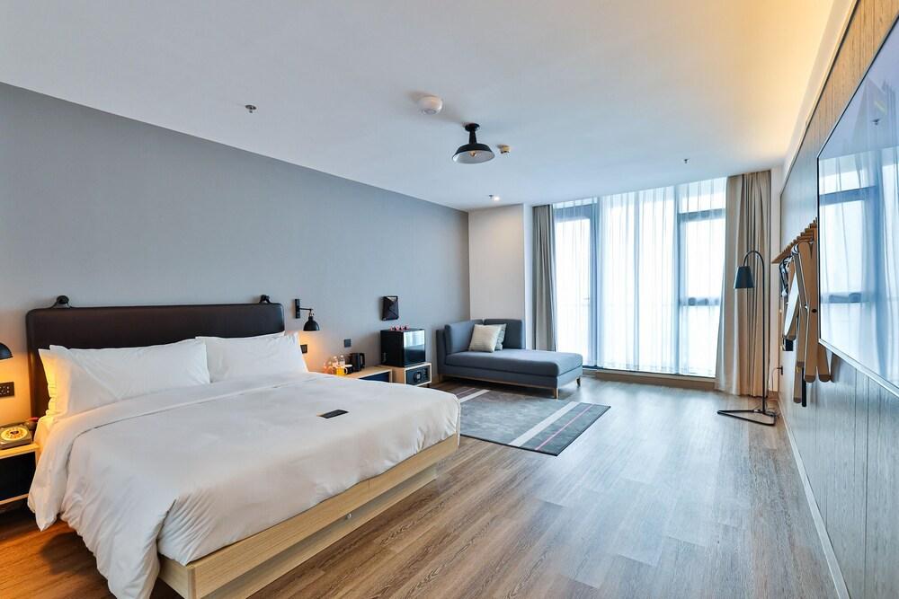 Moxy Shanghai Hongqiao NECC - Tap to explore photos