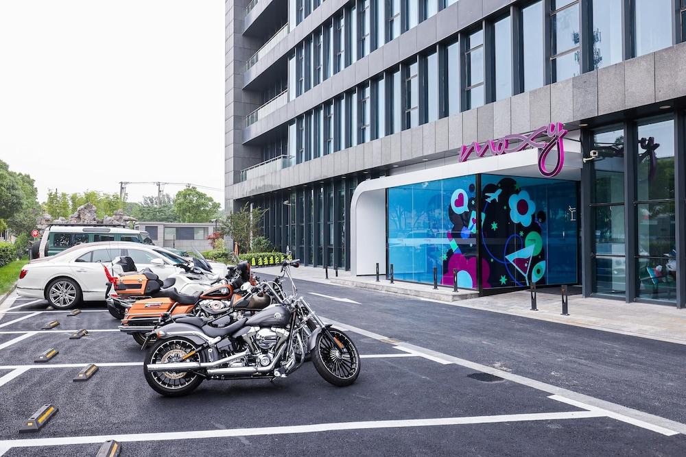 Moxy Shanghai Hongqiao NECC - Tap to explore photos
