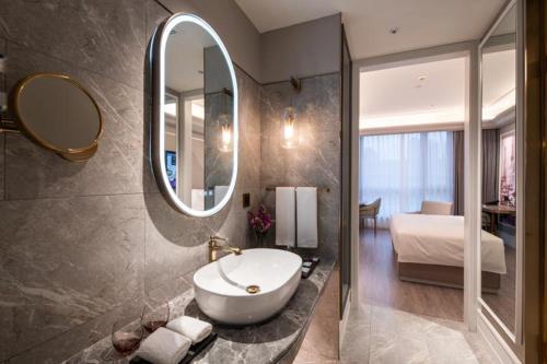 Mercure Shanghai Xujiahui South - Tap to explore photos