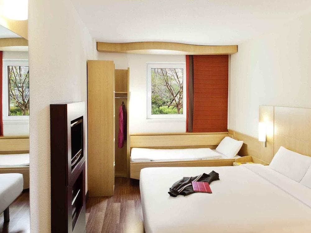 ibis Shanghai Chengshan Road Hotel - Tap to explore photos