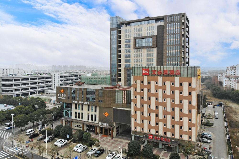 ibis Shanghai Chengshan Road Hotel - Tap to explore photos