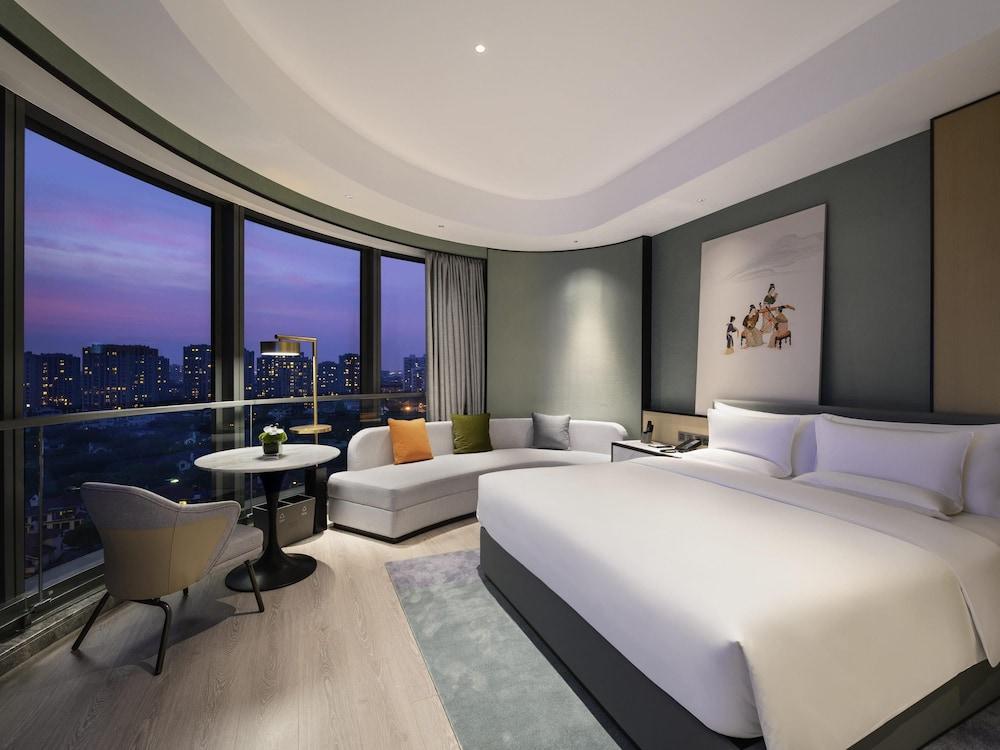 Novotel Shanghai Wanyuan Room Type - Deluxe Room, 1 King Bed, Lake View