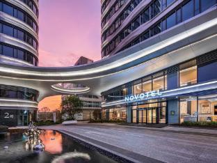 Novotel Shanghai Wanyuan Room Type - Superior room with one Hollywood Bed