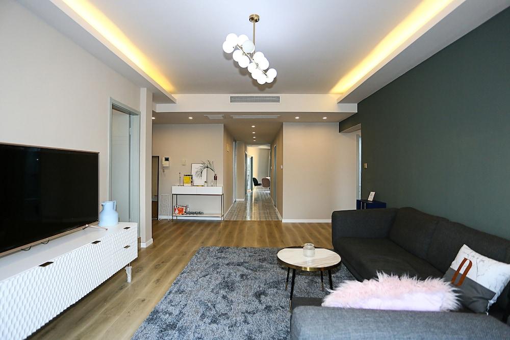 Wonderoom Design Apartment on the Bund - Tap to explore photos