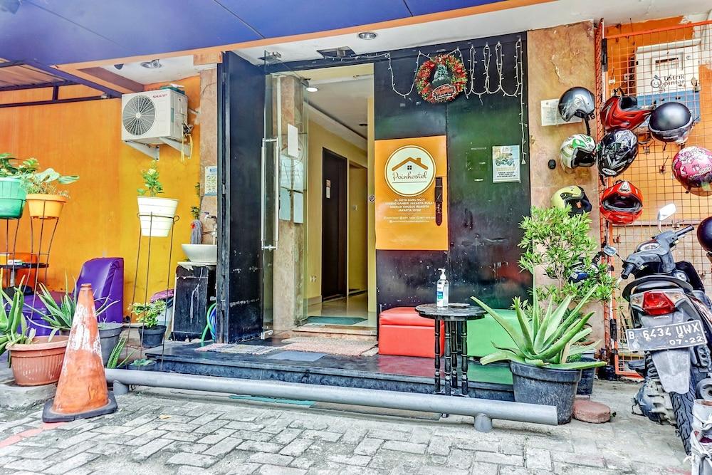 Super OYO 90692 Point Hostel - Tap to explore photos