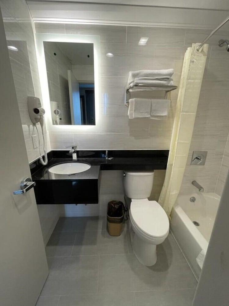 Royal Hotel Bronx Room Type - Standard Queen Room