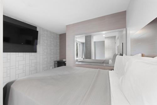 Hotel 365 Bronx - Tap to explore photos