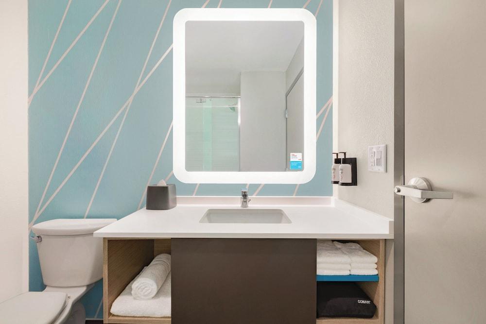 avid hotel Brooklyn Dyker Heights by IHG - Tap to explore photos
