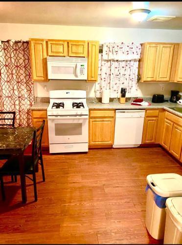 Large 3-Bedrooms/2-Bath Apt, One Block to Train Room Type - Three-Bedroom Apartment