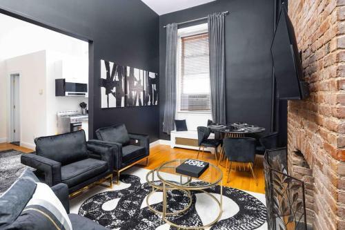 Spacious studio in Brooklyn Heights - Tap to explore photos