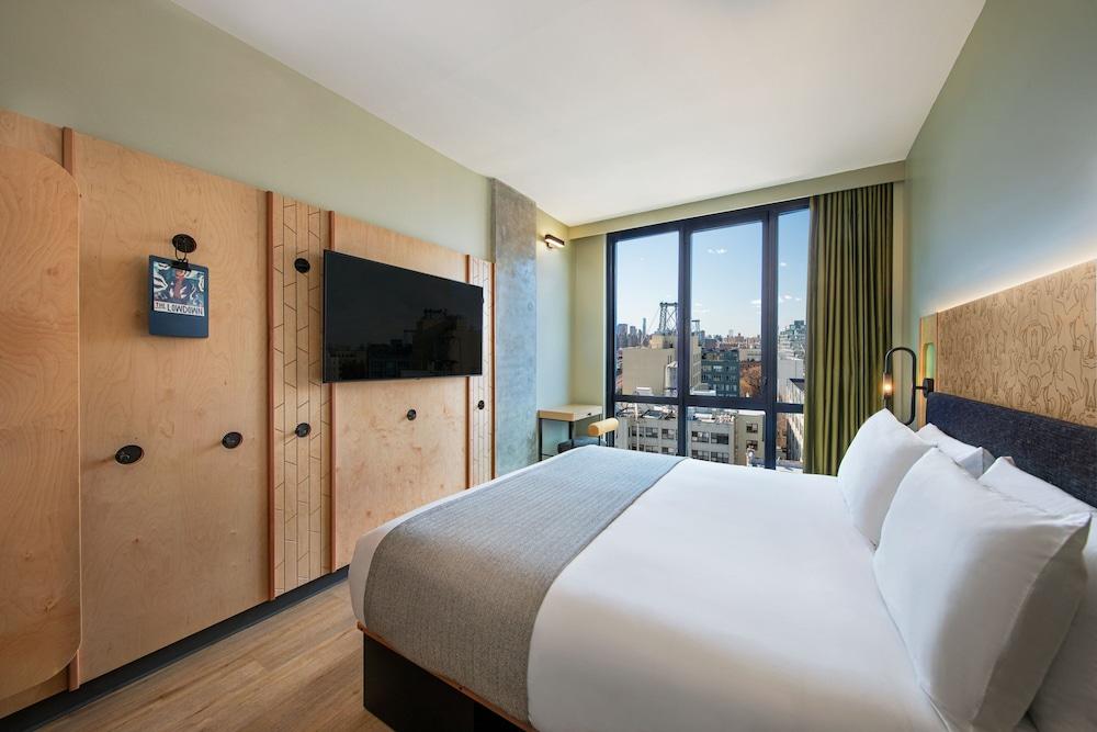 Moxy Brooklyn Williamsburg Room Type - Room, 1 King Bed, Hearing Accessible, City View
