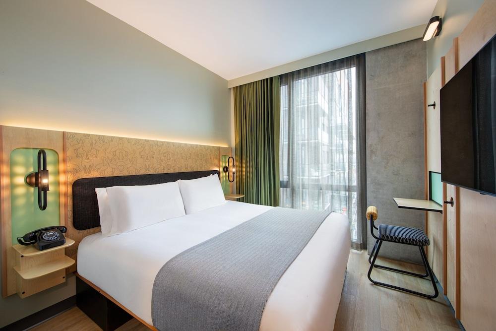 Moxy Brooklyn Williamsburg Room Type - Room, 1 King Bed, Hearing Accessible (Roll-in Shower)