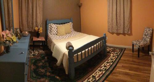 Beautiful Room near JFK and close to LaGuardia Airports - Tap to explore photos
