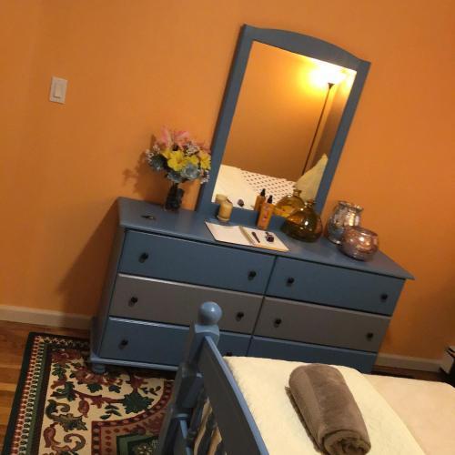 Beautiful Room near JFK and close to LaGuardia Airports - Tap to explore photos