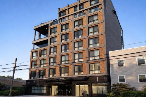 Dutch Hotel Long Island City New York , Belvilla District 6 Formerly Sonder - Tap to explore photos