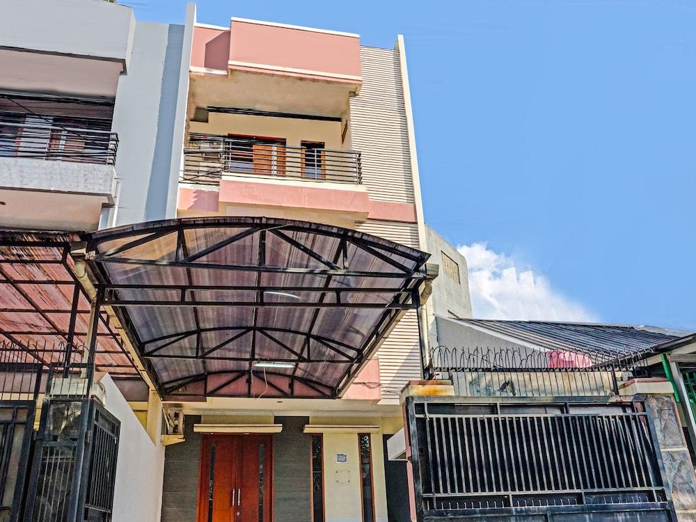 Super OYO 91535 J&b Rooms Tomang - Tap to explore photos