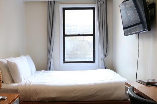 Midtown West Hotel Room Type - Queen Room with Private Bathroom